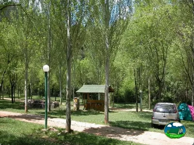 Parcela arbolada con tienda de acampada del Camping Puente de las Herrerías, Cazorla (Jaén)