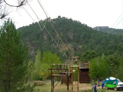 Tirolina con vistas a la sierra del Camping Puente de las Herrerías, Cazorla (Jaén)