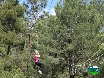 Tirolesa entre árboles en montaña del Camping Puente de las Herrerías, Cazorla (Jaén)