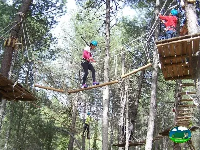 Parque infantil aventura en árboles con tirolesas del Camping Puente de las Herrerías, Cazorla (Jaén)