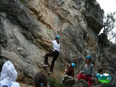 Escalada en roca actividad de aventura del Camping Puente de las Herrerías, Cazorla (Jaén)
