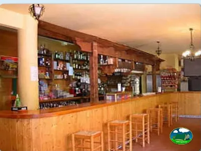 Restaurante bar con barra de madera del Camping Puente de las Herrerías, Cazorla (Jaén)