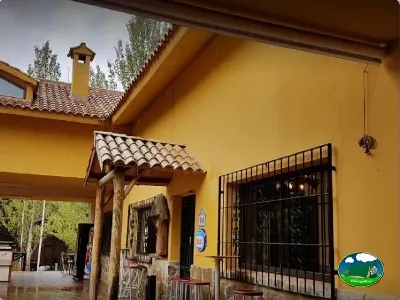 Recepción con arquitectura rústica del Camping Puente de las Herrerías, Cazorla (Jaén)