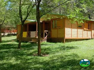 Bungalow entre árboles con parcela del Camping Puente de las Herrerías, Cazorla (Jaén)
