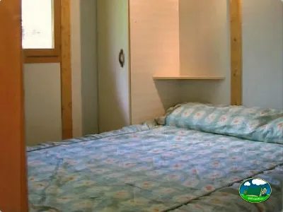 Mobil-home interior con cama doble del Camping Puente de las Herrerías, Cazorla (Jaén)