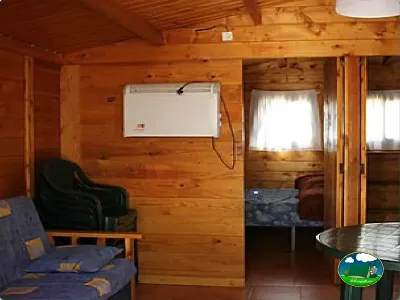 Interior mobil-home con calefacción del Camping Puente de las Herrerías, Cazorla (Jaén)