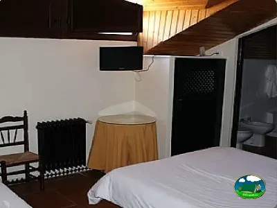 Cabaña interior con cama y baño del Camping Puente de las Herrerías, Cazorla (Jaén)