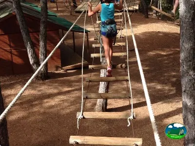 Parque infantil con circuito de cuerdas entre árboles del Camping Puente de las Herrerías, Cazorla (Jaén)