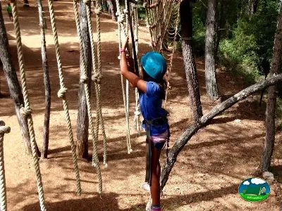 Parque infantil circuito de cuerdas entre árboles del Camping Puente de las Herrerías, Cazorla (Jaén)