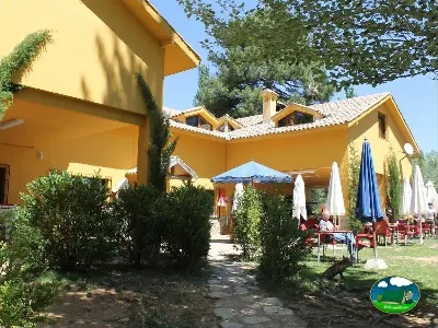 Bungalow con zona de estar y sombrillas del Camping Puente de las Herrerías, Cazorla (Jaén)