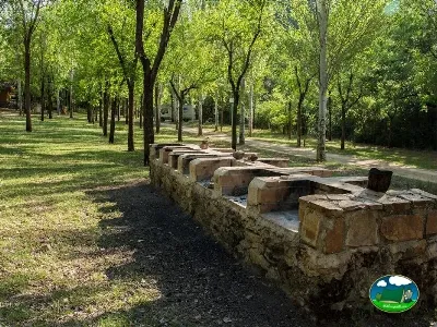 Parcelas bajo arbolado con servicios del Camping Puente de las Herrerías, Cazorla (Jaén)