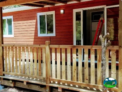 Mobil-home con terraza de madera del Camping Puente de las Herrerías, Cazorla (Jaén)