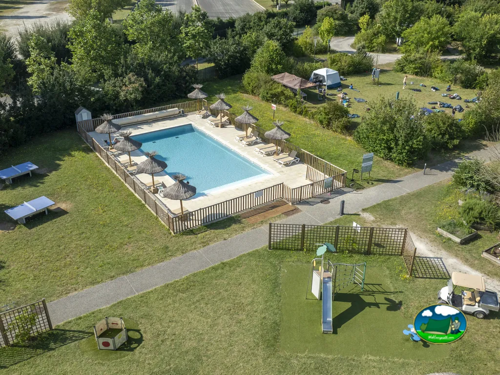 piscina y parque infantil