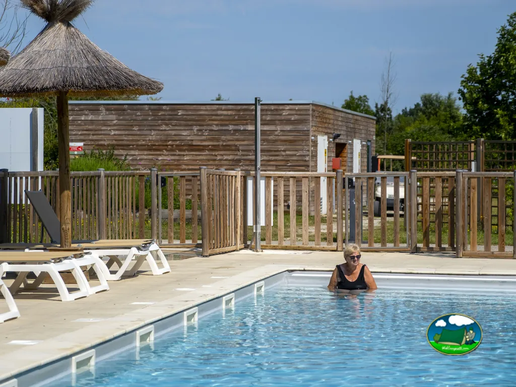 Piscina con sombrillas