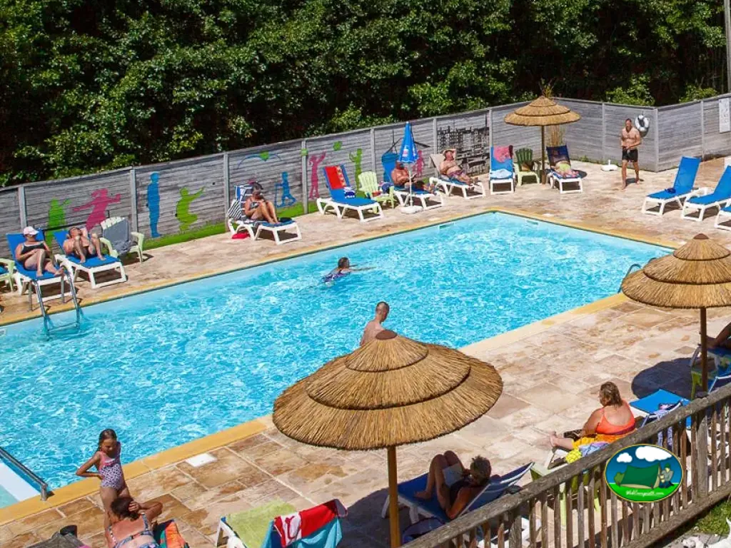 Piscina con sombrillas