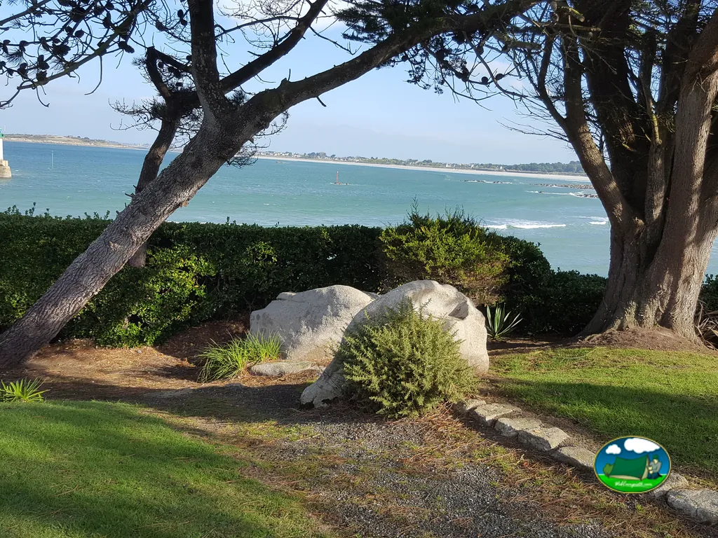 Junto al mar con jardín