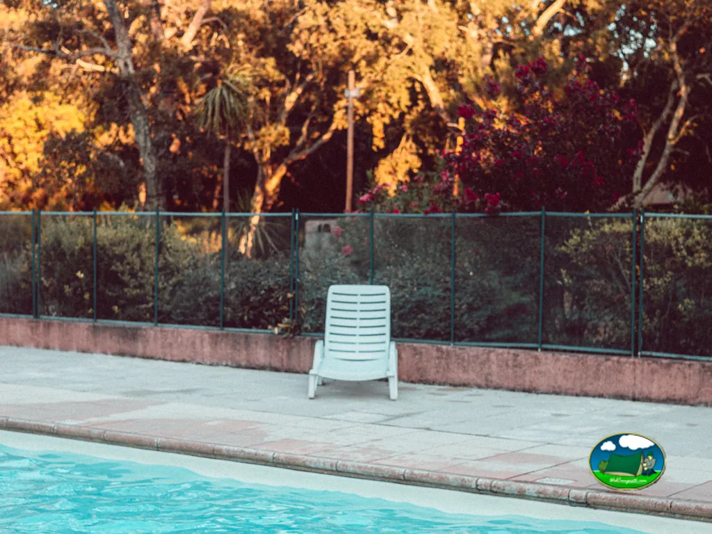 Piscina con tumbona