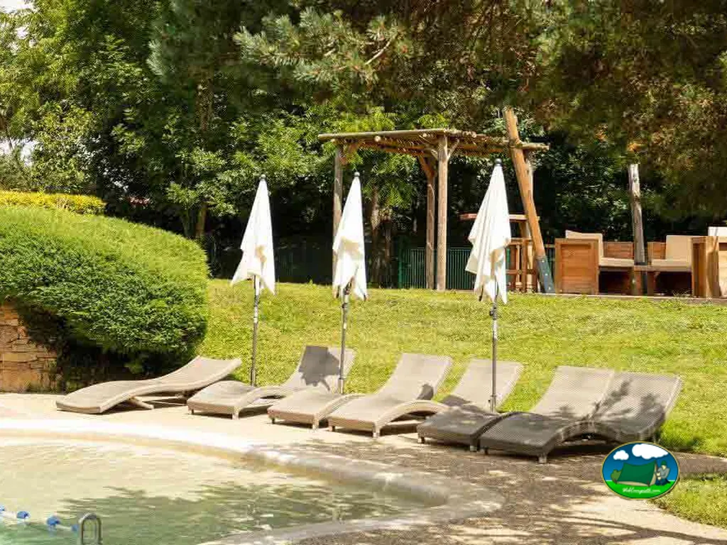 Tumbonas junto piscina