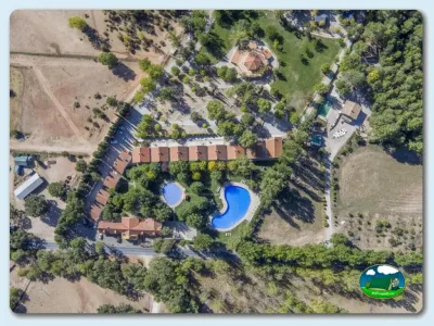 Plano del recinto con bungalows, piscinas y entorno arbolado del Camping Los Enebros, La Iruela (Jaén)