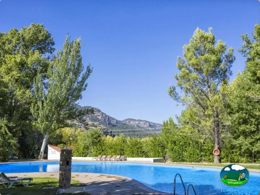 Piscina con vistas a la montaña del Camping Los Enebros, La Iruela (Jaén)