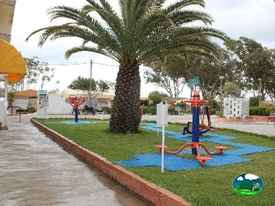 Parque infantil con equipos deportivos del Camping Praia da Saude, Costa de Caparica (Setúbal)