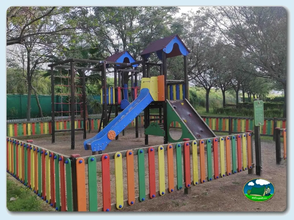 Parque infantil con tobogán y estructuras de escalada del Camping La Albolafia, Villafranca de Córdoba (Córdoba)