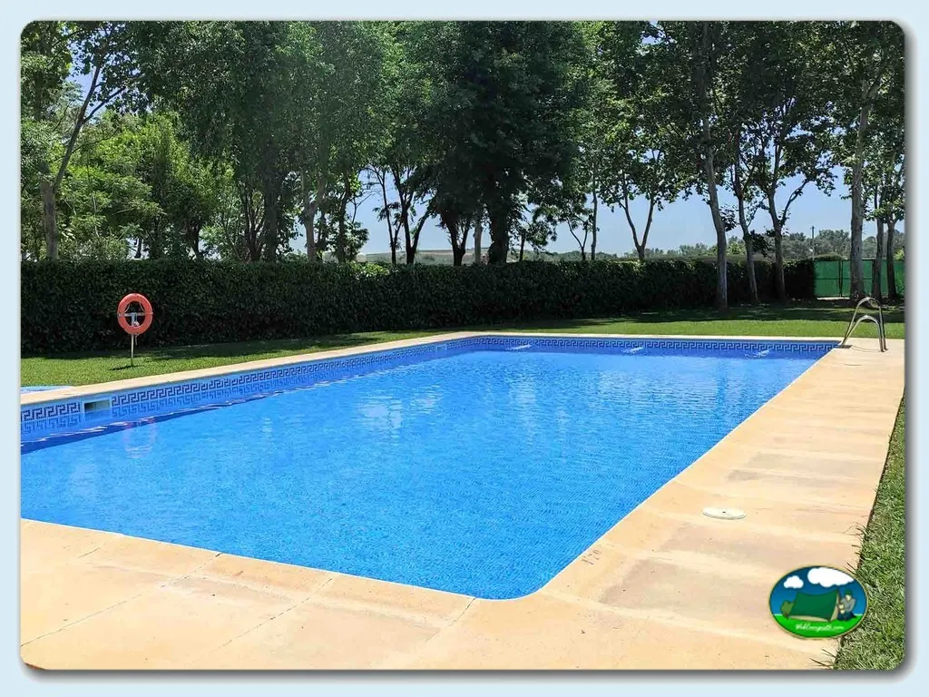 Piscina con vistas a la arboleda del Camping La Albolafia, Villafranca de Córdoba (Córdoba)