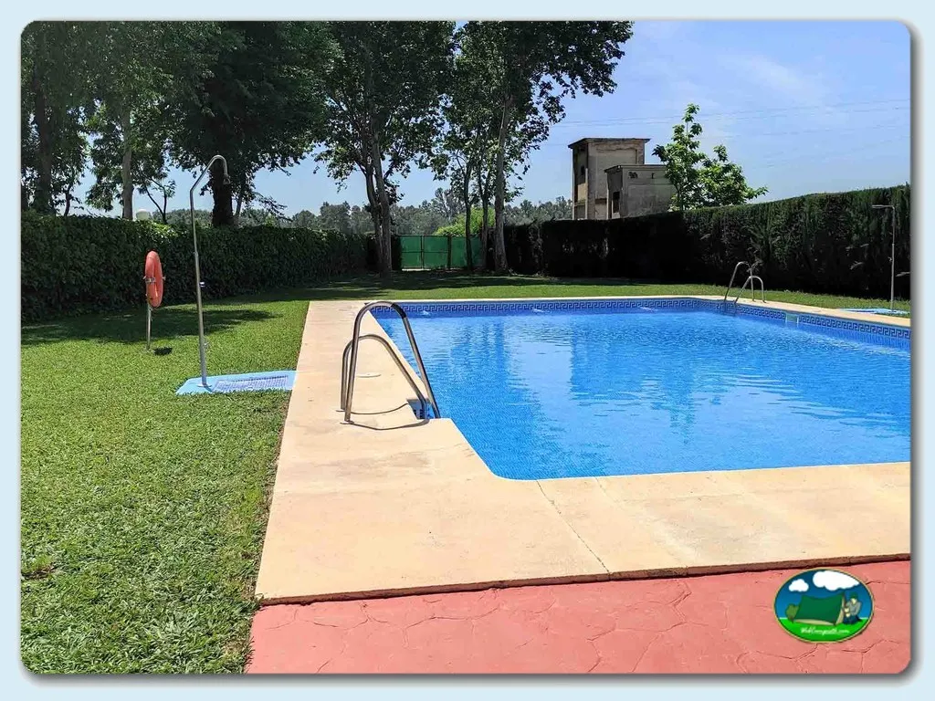 Piscina con zona de césped y árboles del Camping La Albolafia, Villafranca de Córdoba (Córdoba)