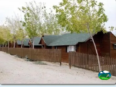 Cabaña de madera con vistas a arboleda del Camping Complejo la Noria, Úbeda (Jaén)