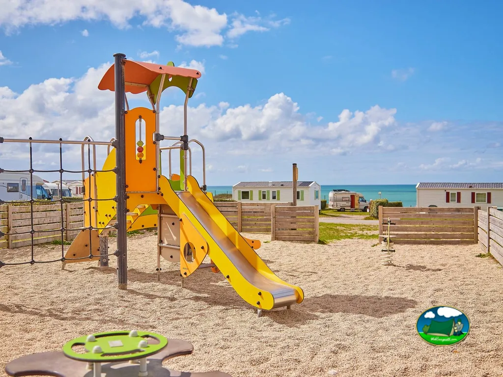 Parque infantil junto a la costa de Camping Le Phare d'Opale, Le Portel