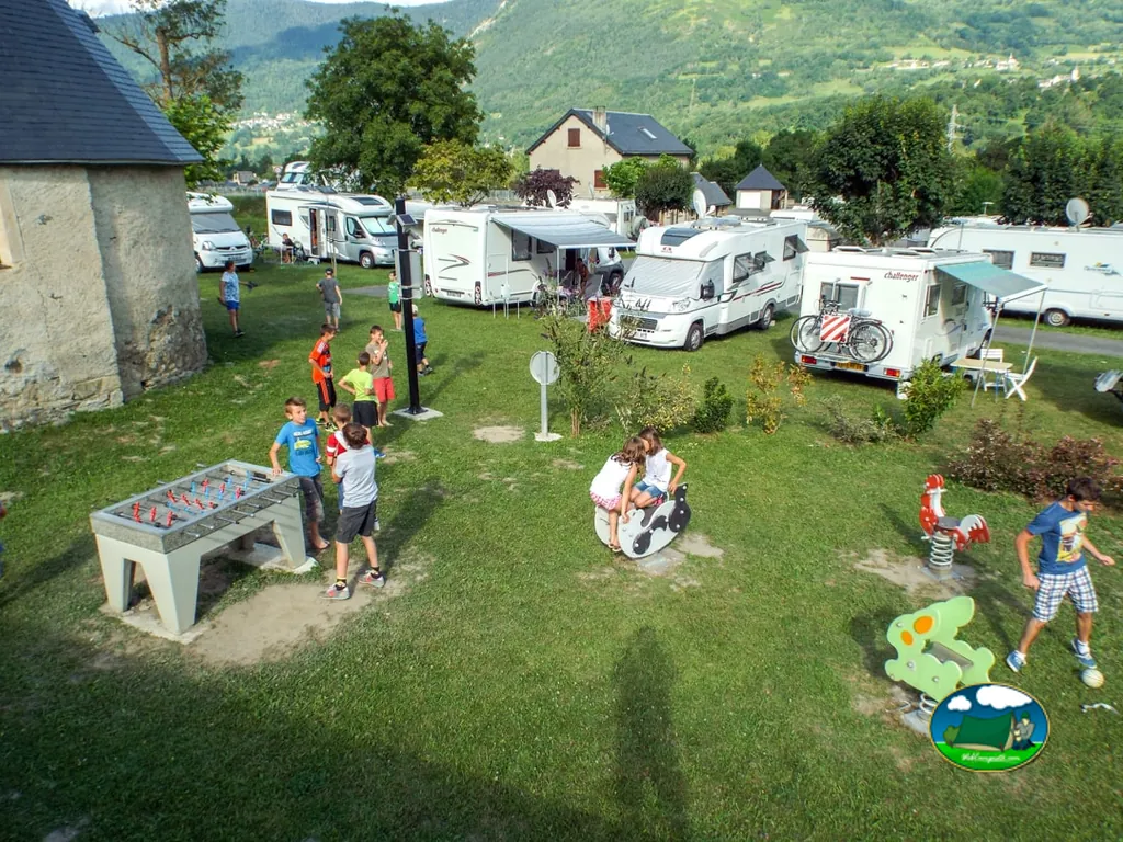 familias jugando sobre césped