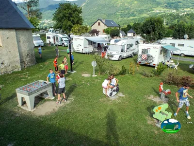familias jugando sobre césped