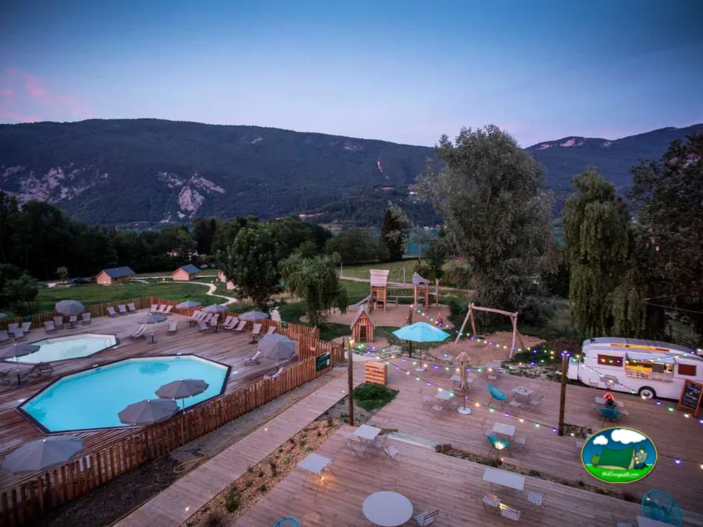 piscina al anochecer