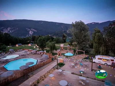 piscina al anochecer