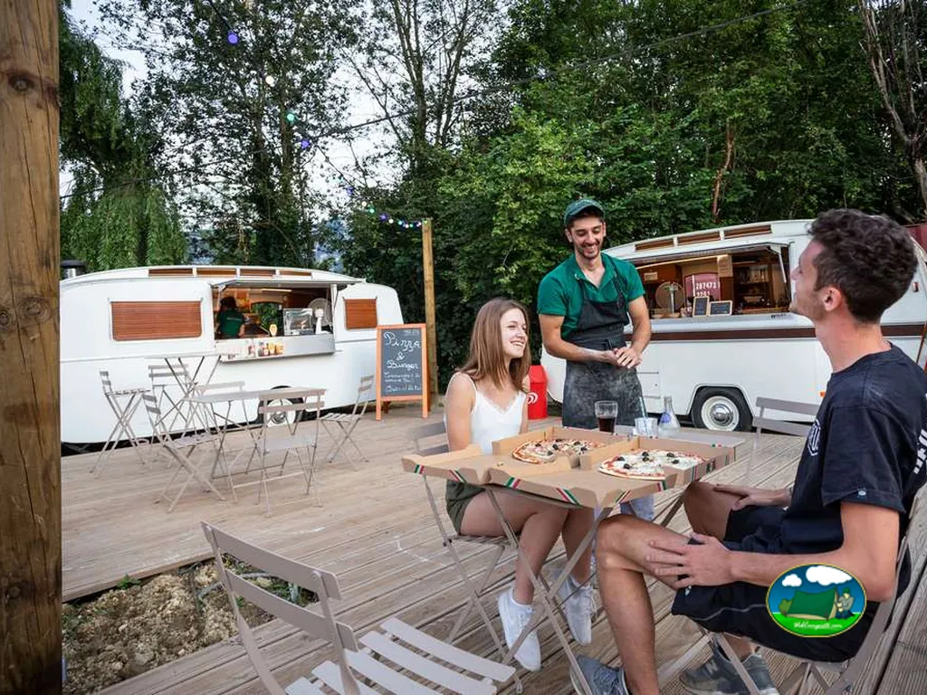 amigos junto a caravana