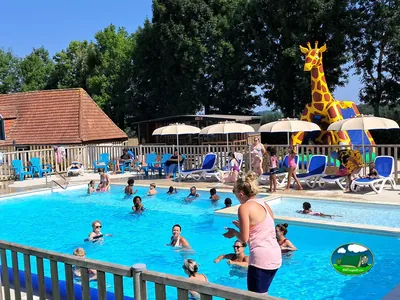 piscina con tobogán jirafa