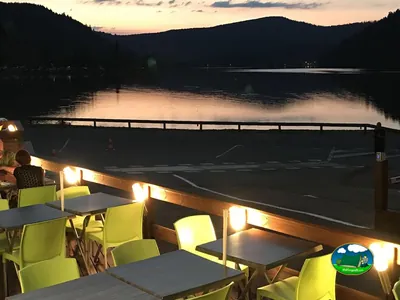 terraza junto al lago