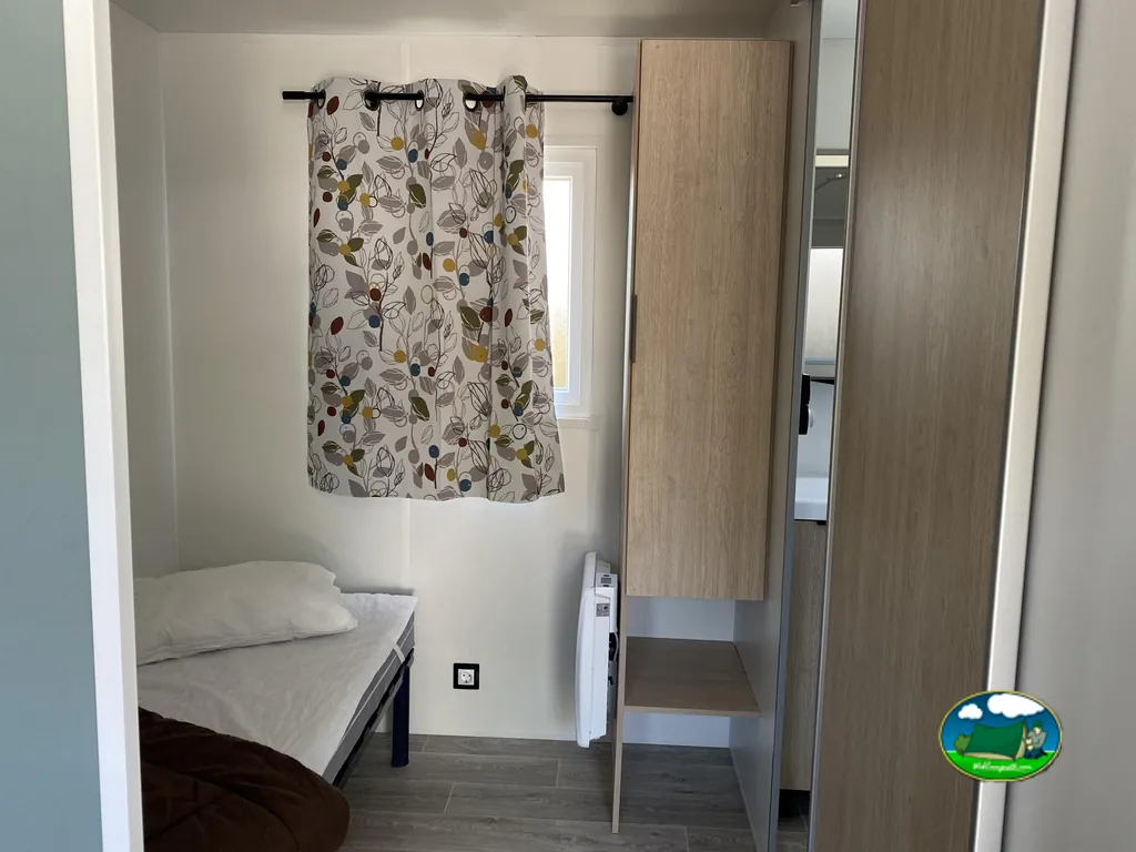 Dormitorio con cama