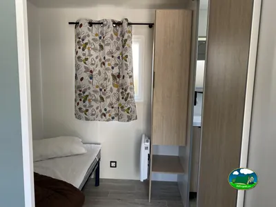 Dormitorio con cama