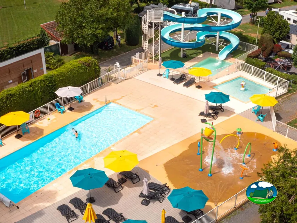 piscina con toboganes