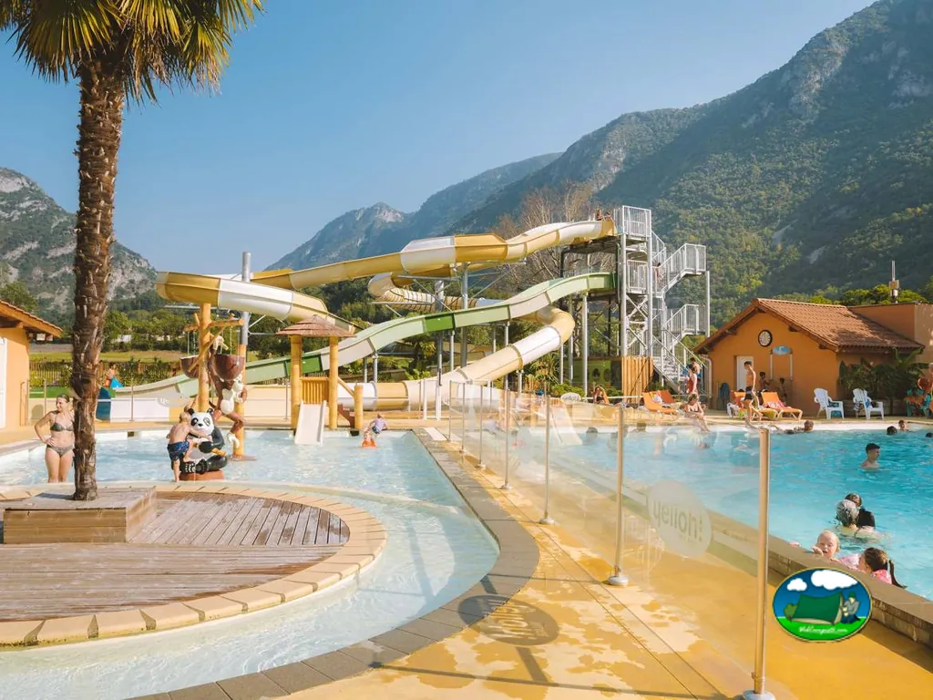 piscina con toboganes