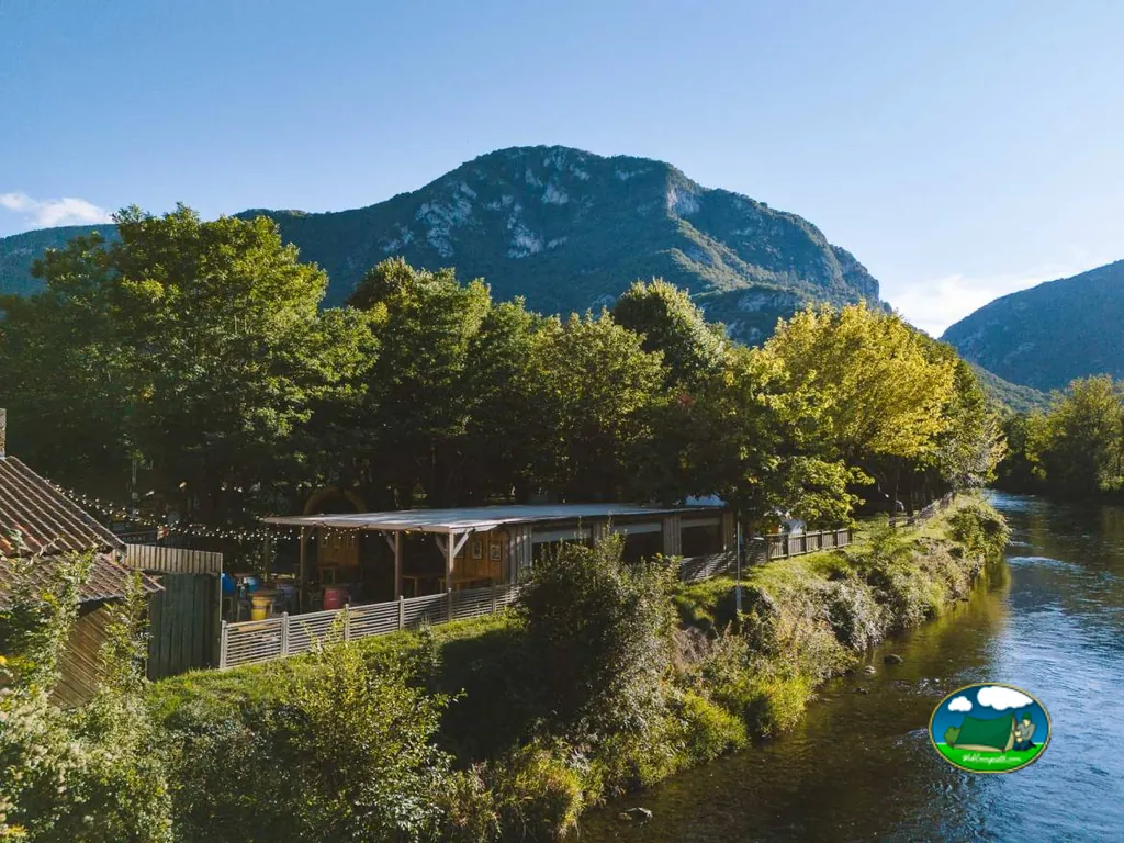 Bungalow junto al río y montaña
