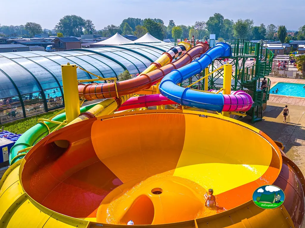 parque acuático con toboganes