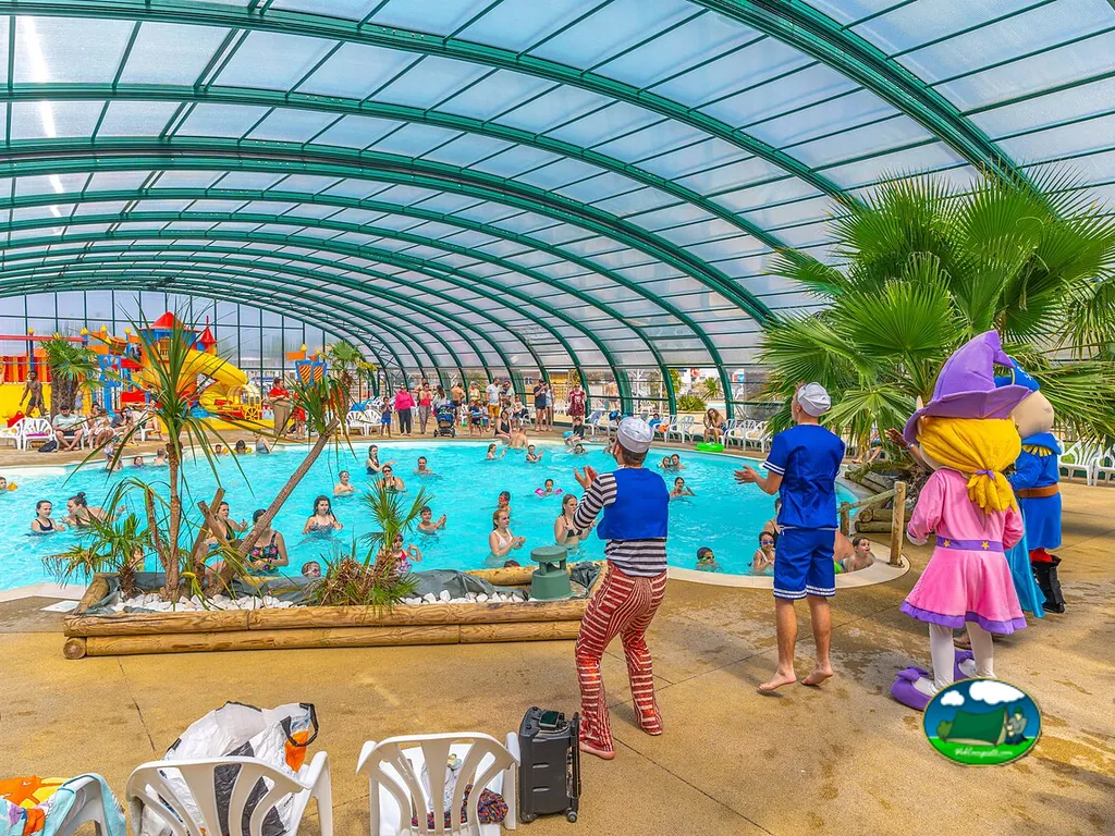 Piscina cubierta con toboganes