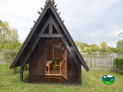 cabaña triangular de madera