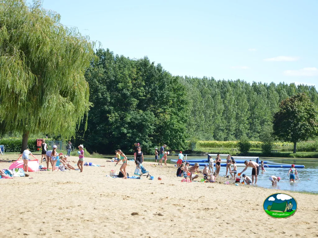playa junto al lago