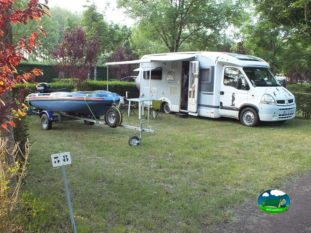 Parcela con autocaravana