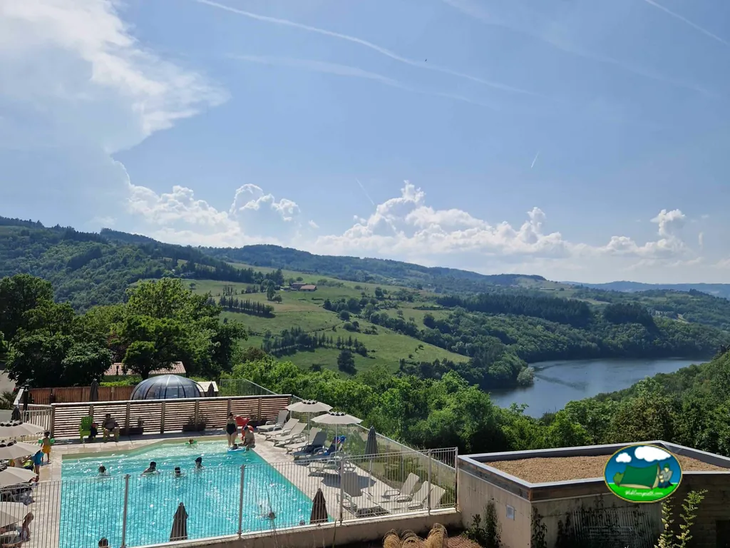 piscina con vistas al lago