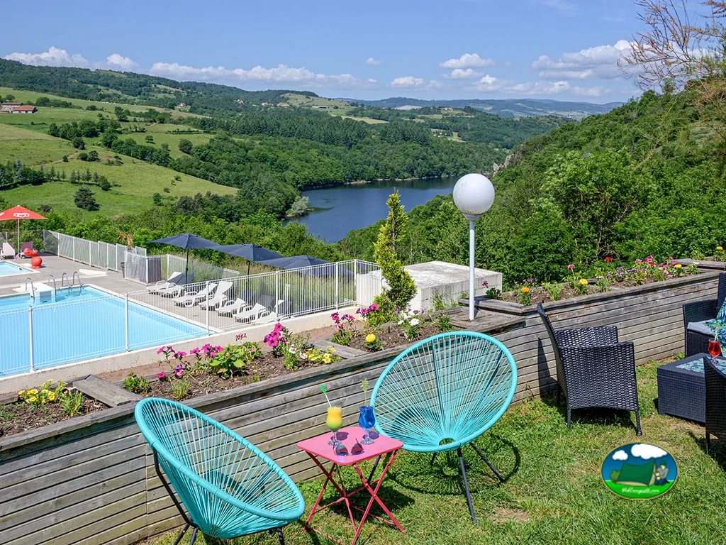 Piscina con al lago