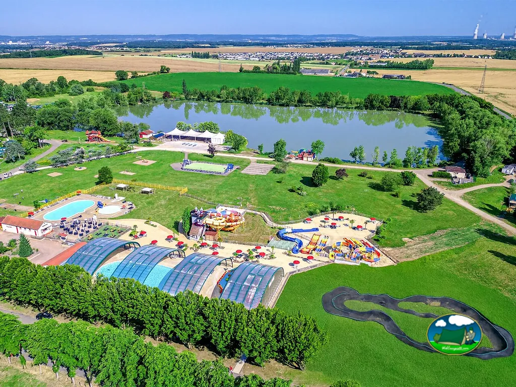 Piscina con parque acuático